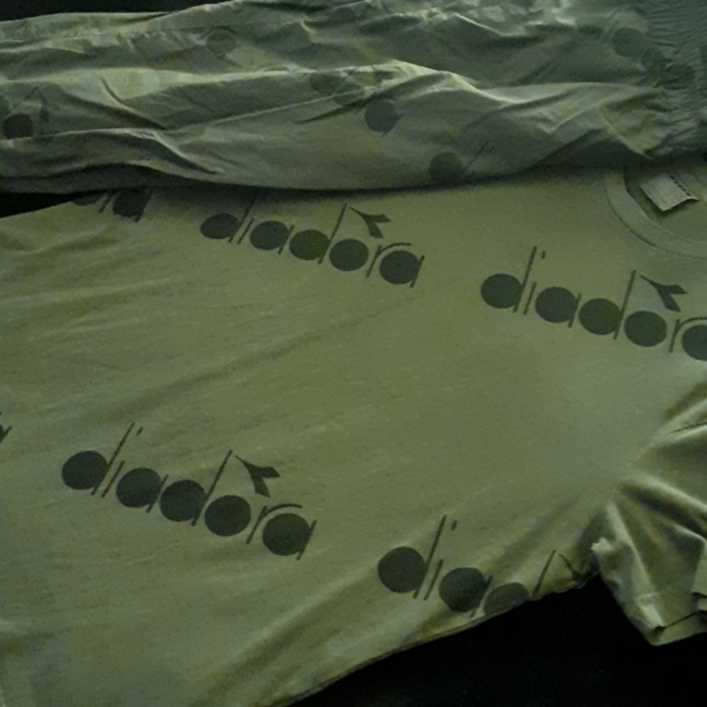 Army Grn Diadora tshirt & windbreaker pants
